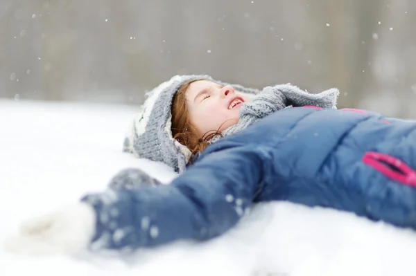 Flicka som har roligt i vinter park — Stockfoto