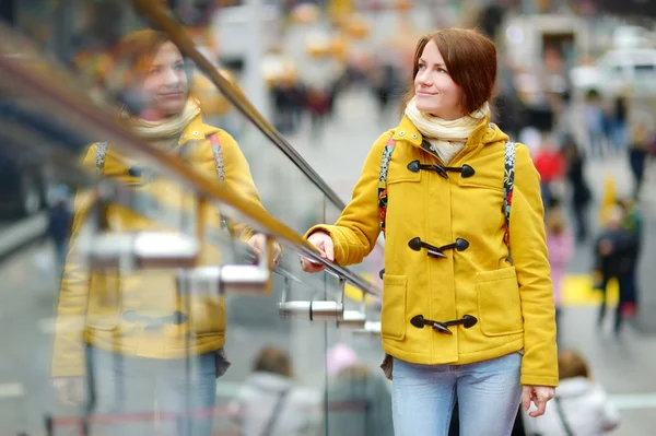 Mulher visitando Times Square — Fotografia de Stock