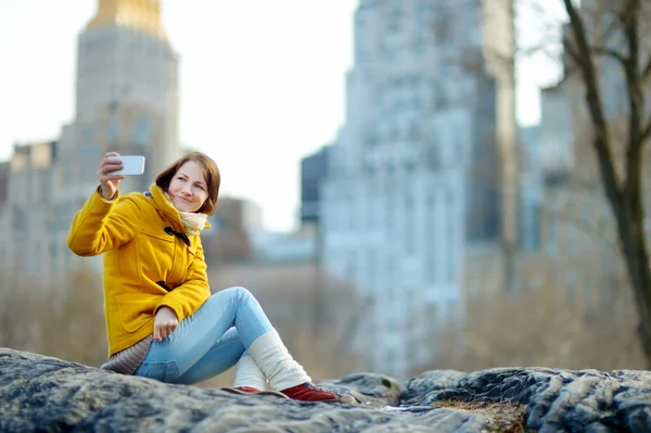 Mujer joven tomando una selfie — Foto de Stock