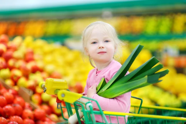 Cute little girl holding  leek — Stock Photo, Image