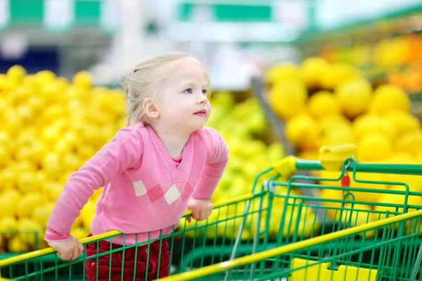 Fille shopping dans un magasin d'alimentation — Photo