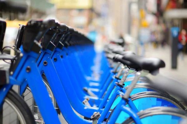 Rangée de vélos de ville à louer, USA — Photo
