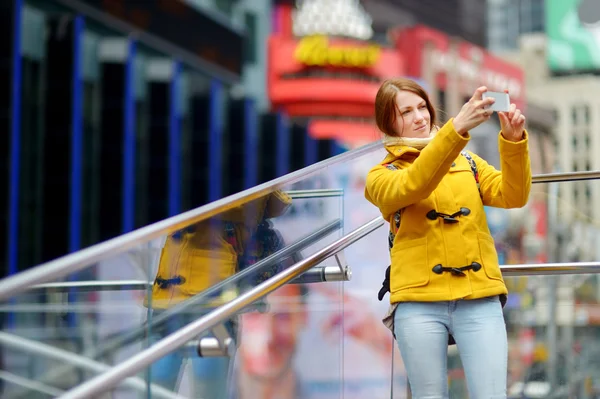 Woman taking a selfie on Times Square — Stock Photo, Image