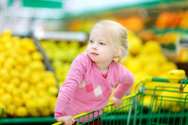 Flicka shopping i en mataffär — Stockfoto