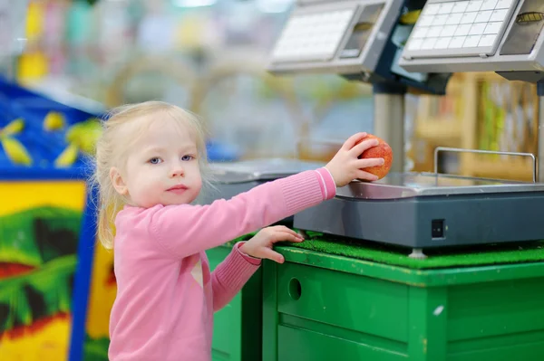 Roztomilá malá batole dívka nakupování — Stock fotografie