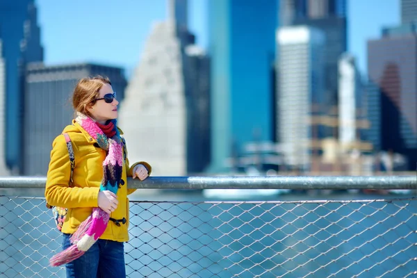 Mujer turismo por el puente de Brooklyn — Foto de Stock