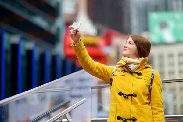 Femme prenant un selfie sur Times Square — Photo