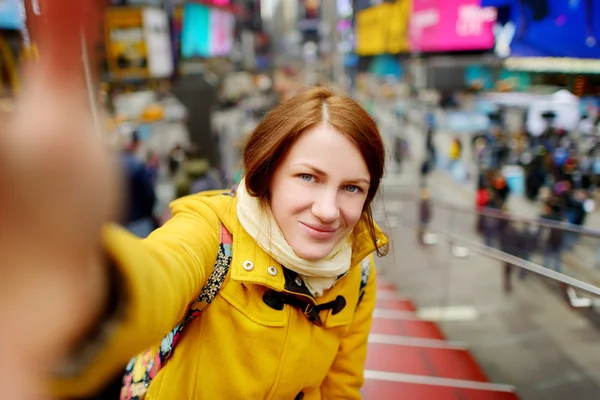 Γυναίκα παίρνει μια selfie Times Square — Φωτογραφία Αρχείου