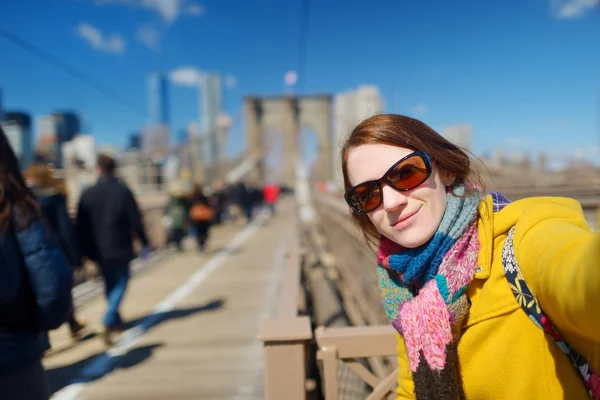 ブルックリン橋の上に selfie を取る女性 — ストック写真