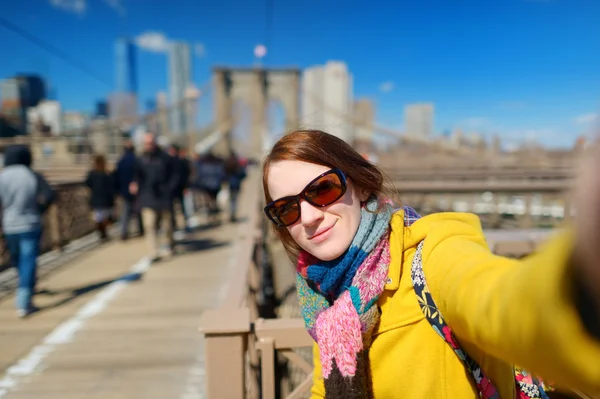 女人在布鲁克林大桥上采取自拍照 — 图库照片