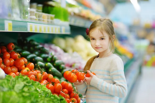 Lilla flickan att välja tomater — Stockfoto