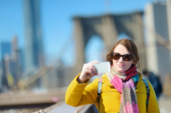 Woman taking  selfie on Brooklyn Bridge — Stock Photo, Image