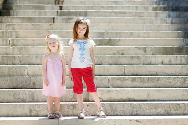 Kleine Schwestern, die zusammen Spaß haben — Stockfoto