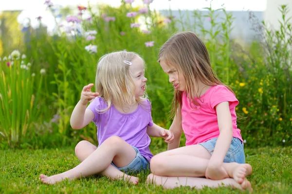 Lilla systrar kämpar utomhus — Stockfoto