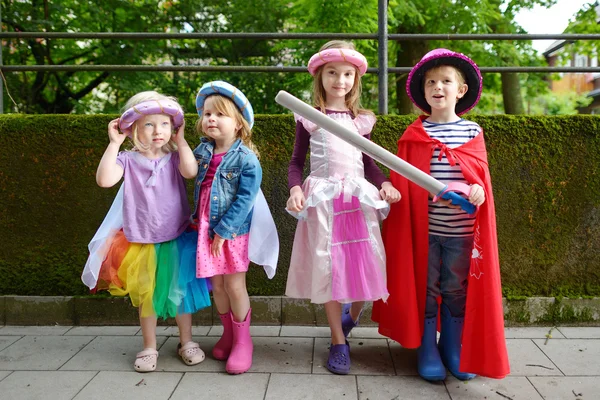 Kinder in Prinzessinnen und Ritterkostümen — Stockfoto