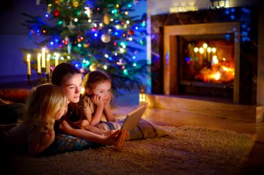 Anne ve kızı tablet kullanma