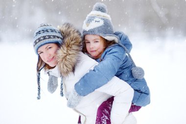 Anne ve kızı kışın
