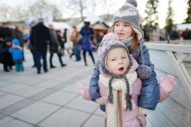 Kız açık havada kış