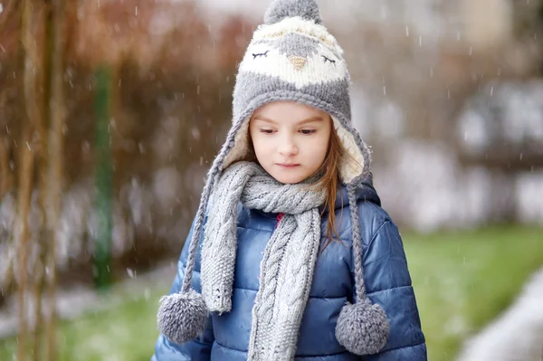 Девушка развлекается в зимнем парке — стоковое фото