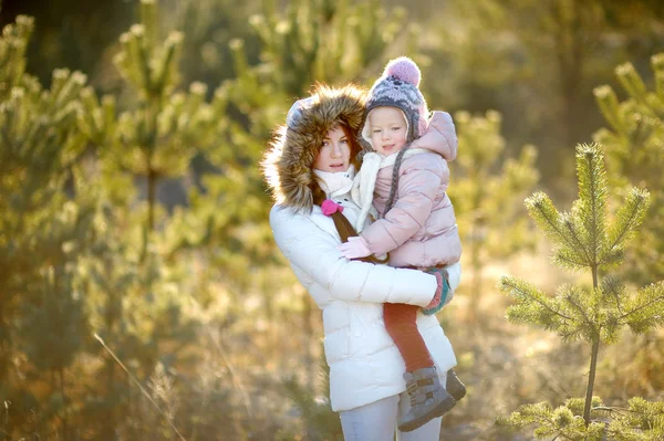 Мати і дочка взимку — стокове фото