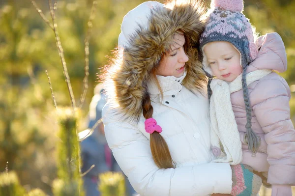 Moeder en dochter op winter — Stockfoto