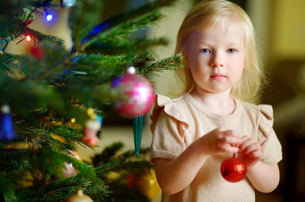 Malá holka decoratinga vánoční strom — Stock fotografie