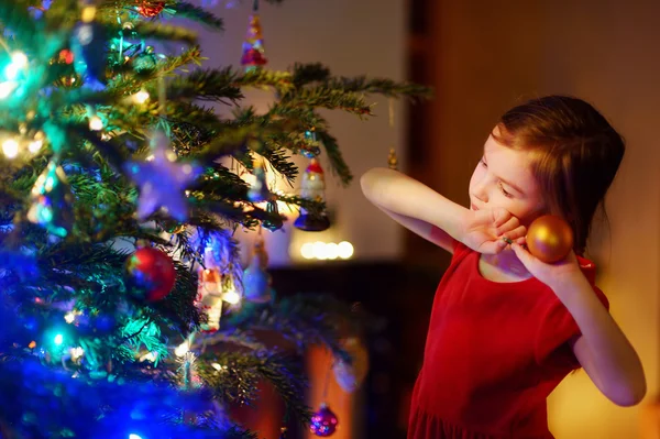Dívka zdobení vánoční stromeček — Stock fotografie