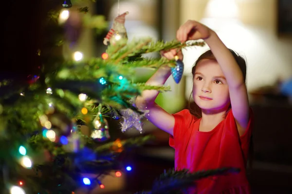 Menina decorando uma árvore de Natal — Fotografia de Stock