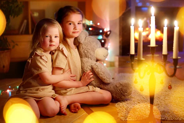 Lány ül a kandalló-karácsony estéjén — Stock Fotó