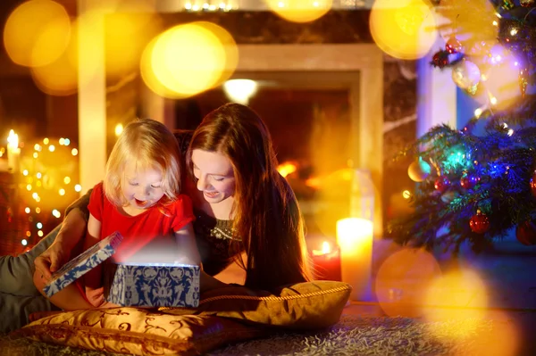 母と娘のクリスマスのギフトを開く — ストック写真