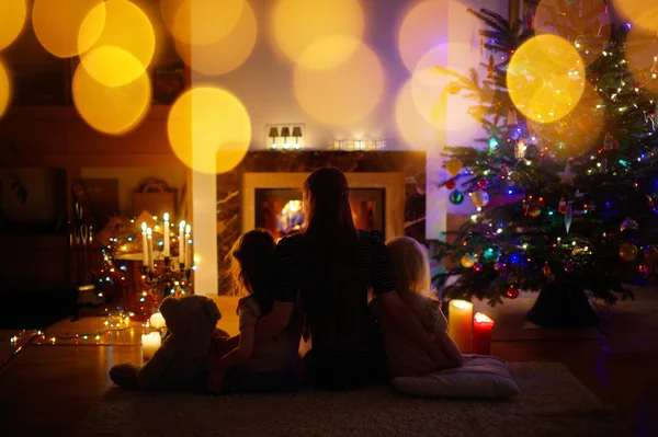 Mother and daughters near fireplace — Stock Photo, Image