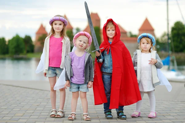 Děti v princezny a rytíře kostýmy — Stock fotografie