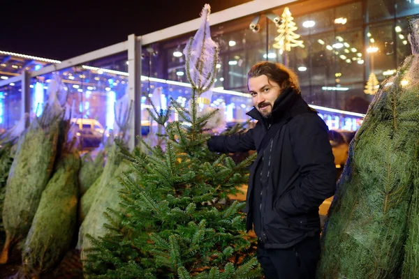 Uomo comprando un albero di Natale — Foto Stock