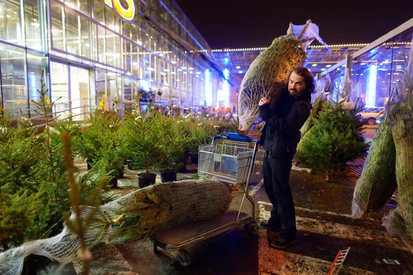 Uomo comprando un albero di Natale — Foto Stock