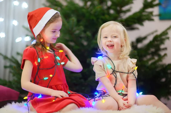 Sœurs décorer un arbre de Noël — Photo