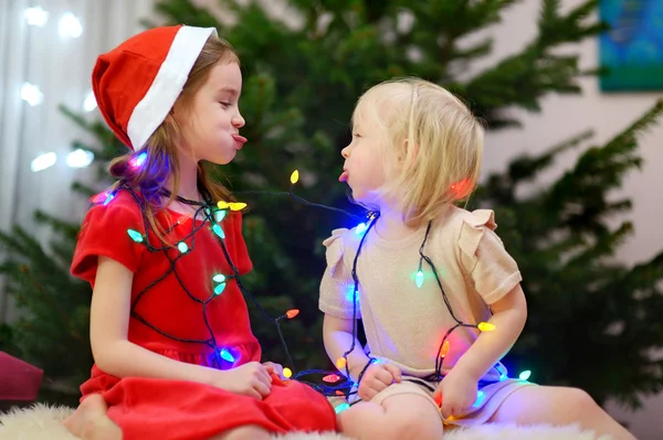 Systrarna dekorera en julgran — Stockfoto