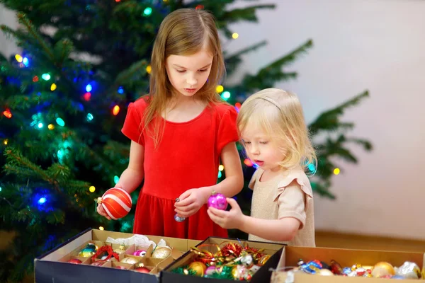 Irmãs decorando uma árvore de Natal — Fotografia de Stock