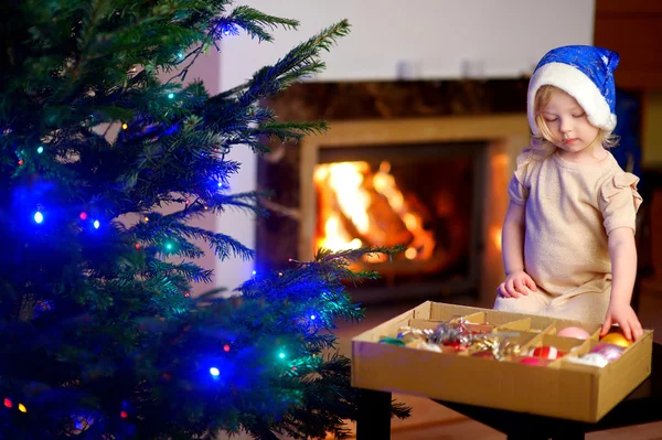 Menina decorando uma árvore de Natal — Fotografia de Stock