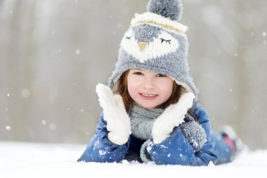 Küçük kız eğleniyor