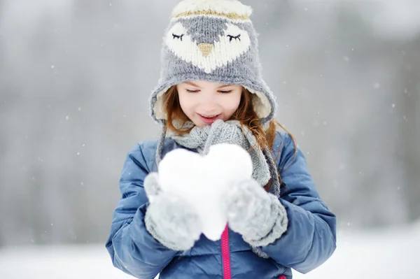 Meisje hebben plezier in de winter park — Stockfoto