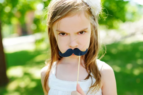 Fille jouer avec papier moustache o — Photo