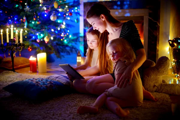 Mother and daughters using tablet pc — Stock Photo, Image