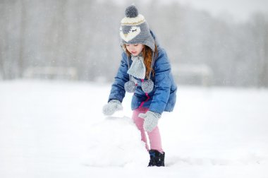 Kız kış parkında eğleniyor.
