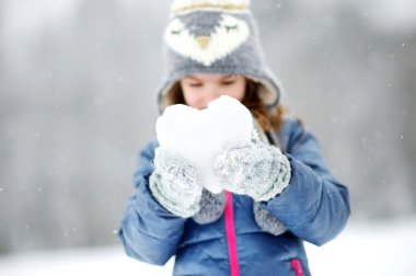 Kız kış parkında eğleniyor.