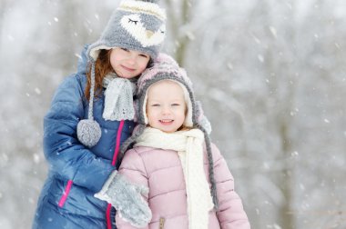 sevimli küçük kız eğleniyor