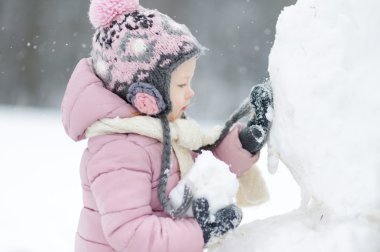 Kız kış parkında eğleniyor.