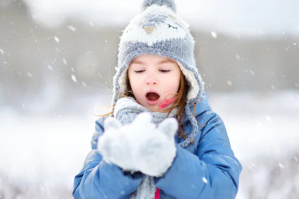 Flicka som har roligt i vinter park — Stockfoto