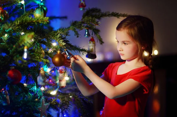 Tjej dekorera en julgran — Stockfoto