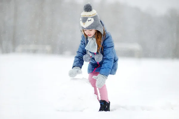 Dívka baví v zimním parku — Stock fotografie