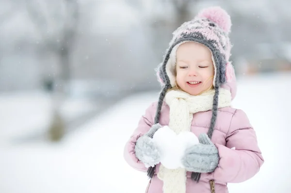 Flicka som har roligt i vinter park — Stockfoto